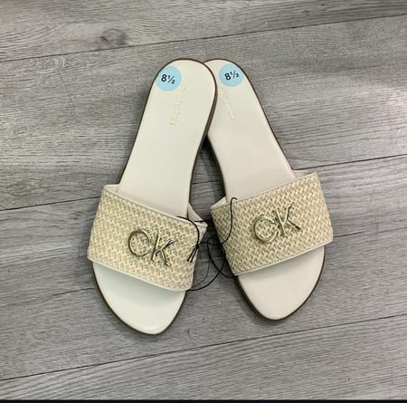 صندل كيلفن كلاين ابيض قش ٣٩