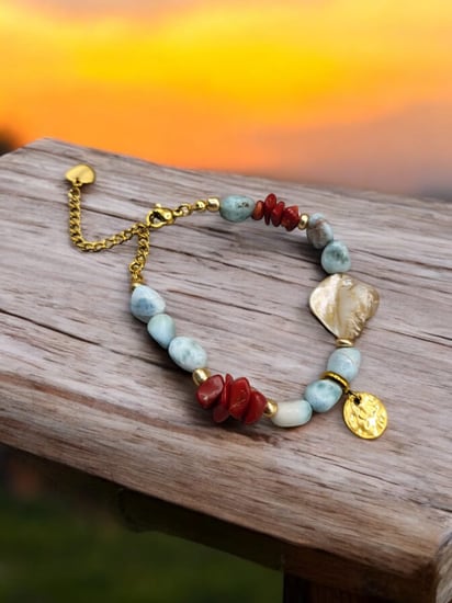 اسورة راقية من حجر اللاريمار والمرجان. حجر اللاريمار مفيد بشكل خاص لأولئك الذين يعانون من الرهاب ونوبات الهلع والاختلالات المرتبطة بالتوتر والغضب أو الخوف المفرط ويساعد على التواصل والتعبير عن المشاعر.