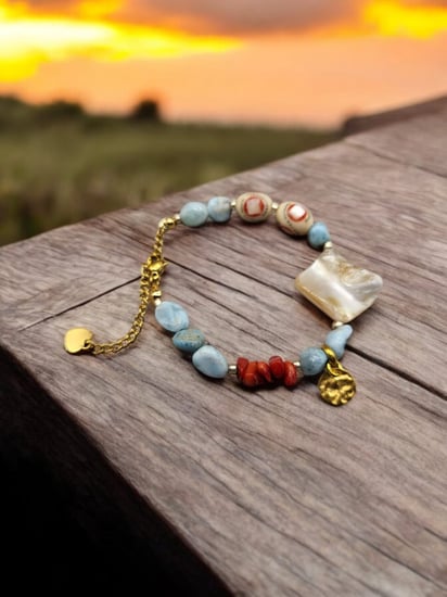 اسورة راقية من حجر اللاريمار والمرجان. حجر اللاريمار مفيد بشكل خاص لأولئك الذين يعانون من الرهاب ونوبات الهلع والاختلالات المرتبطة بالتوتر والغضب أو الخوف المفرط ويساعد على التواصل والتعبير عن المشاعر.