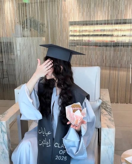 عباية تخرج 2026 رمادي فاتح وشاح رصاصي غامق