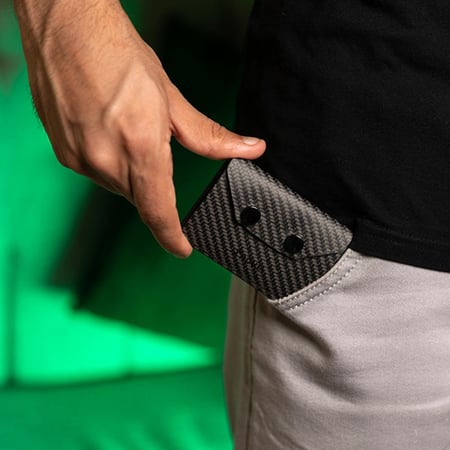 محفظة بطاقات الإصدار الثالث باللون الفايبر و الأسود من تروف