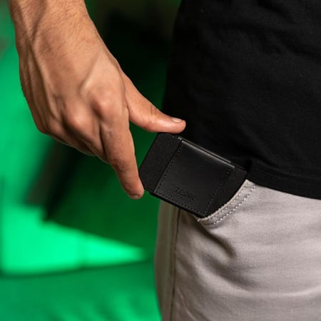 محفظة بطاقات باللون الأسود من تروف