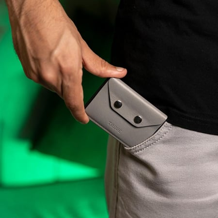 محفظة بطاقات الإصدار الثالث باللون الرصاصي و الأسود من تروف