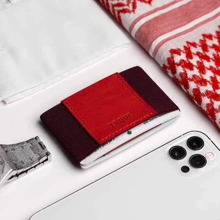 محفظة بطاقات باللون الأحمر و العنابي  من تروف