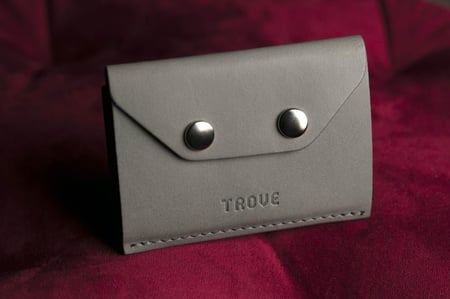 محفظة بطاقات الإصدار الثالث باللون الرصاصي و الأسود من تروف