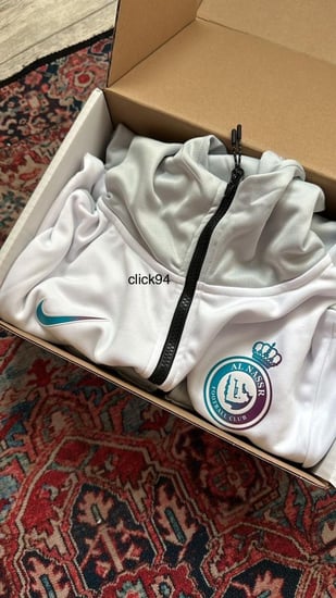 جاكيت النصر الابيض