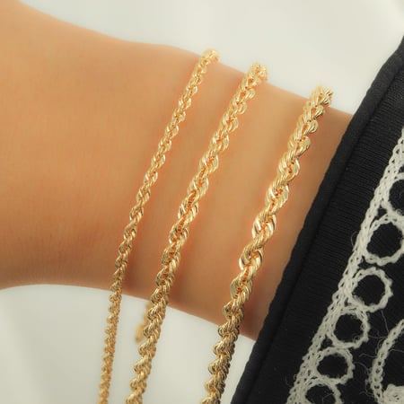 اسورة ذهب مبروم كبيرة بالذهب خالص من مجموعة نواعم العماري