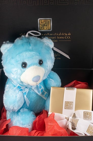 تغليف هدايا بوكس مع الدب متعدد الألوان وورود متناثرة من العماري