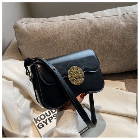 شنطة نسائية باللون الاسود