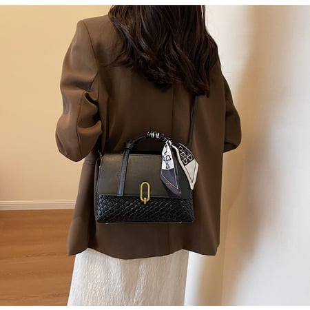 شنطة نسائية باللون الاسود