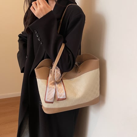 شنطة نسائية باللون الابيض و البيج