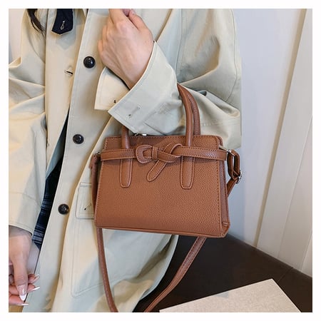 شنطة نسائية باللون البني