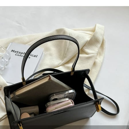 شنطة نسائية باللون الاسود