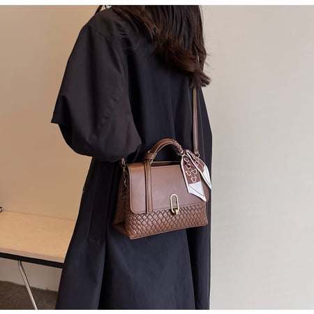 شنطة نسائية باللون البني