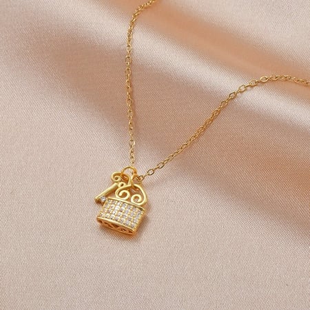 سلسال ليقنت ذهبي على شكل قفل ومفتاح