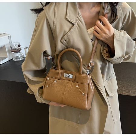 شنطة نسائية باللون البني