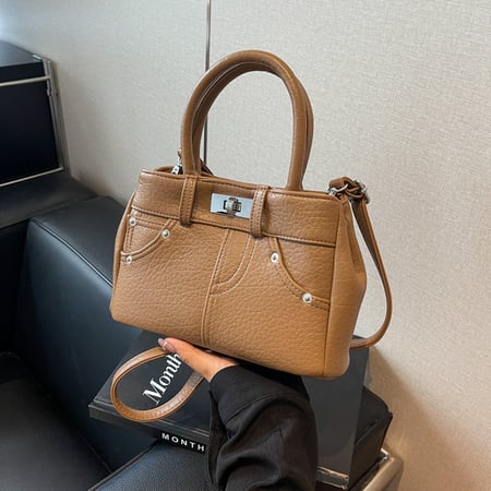 شنطة نسائية باللون البني