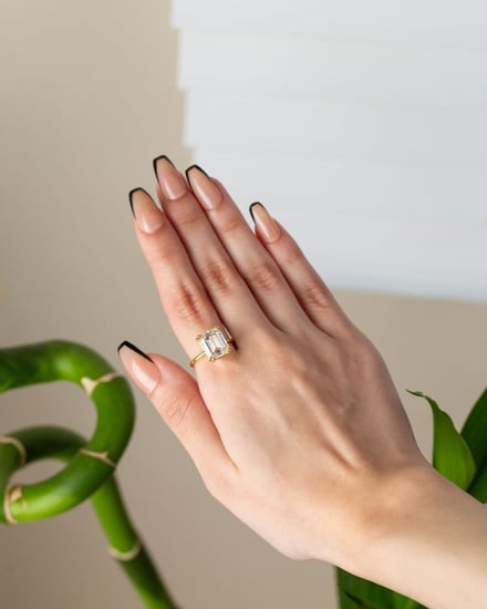 خاتم فضة Gold Emerlad مطلي ذهب مُرصّع بحجر المويسنايت ماركة Elegance Lovers