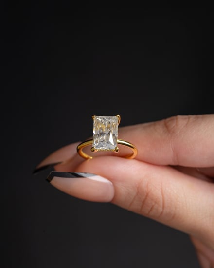 خاتم فضة Gold Radiant مطلي ذهب مُرصّع بحجر المويسنايت ماركة Elegance Lovers