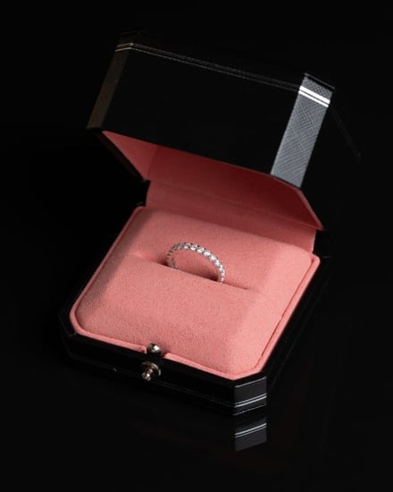 خاتم فضة White Eternity مطلي ذهب مُرصّع بحجر المويسنايت ماركة Elegance Lovers