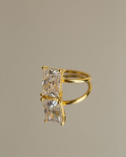 خاتم فضة Gold Radiant مطلي ذهب مُرصّع بحجر المويسنايت ماركة Elegance Lovers