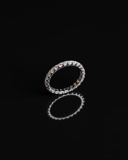 خاتم فضة White Eternity مطلي ذهب مُرصّع بحجر المويسنايت ماركة Elegance Lovers