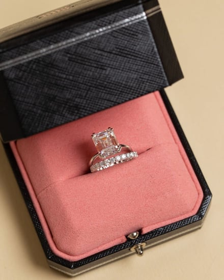 طقم خواتم White Emerlad Set فضة مُرصعة بحجر المويسنايت VVS1 ماركة Elegance Lovers