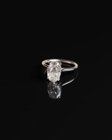 خاتم فضة White Oval مطلي ذهب مُرصّع بحجر المويسنايت ماركة Elegance Lovers