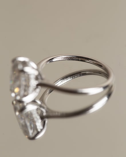 خاتم فضة White Oval مطلي ذهب مُرصّع بحجر المويسنايت ماركة Elegance Lovers