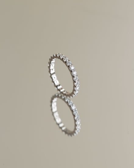 خاتم فضة White Eternity مطلي ذهب مُرصّع بحجر المويسنايت ماركة Elegance Lovers