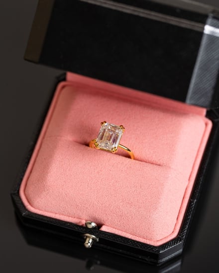 خاتم فضة Gold Emerlad مطلي ذهب مُرصّع بحجر المويسنايت ماركة Elegance Lovers