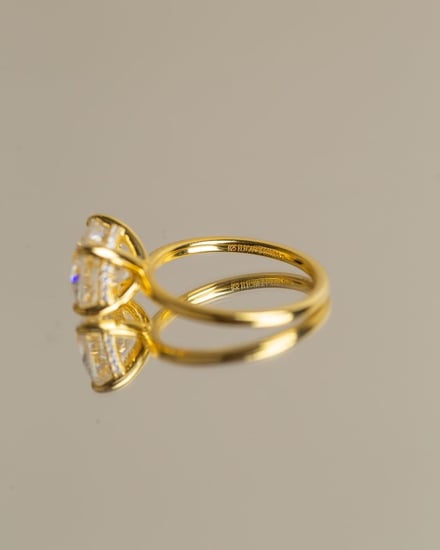 خاتم فضة Gold Cushion مطلي ذهب مُرصّع بحجر المويسنايت ماركة Elegance Lovers