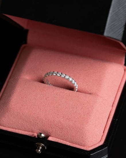 خاتم فضة White Eternity مطلي ذهب مُرصّع بحجر المويسنايت ماركة Elegance Lovers