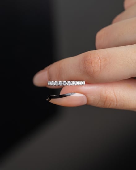 خاتم فضة White Eternity مطلي ذهب مُرصّع بحجر المويسنايت ماركة Elegance Lovers