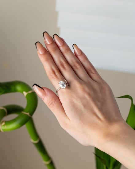 خاتم فضة White Oval مطلي ذهب مُرصّع بحجر المويسنايت ماركة Elegance Lovers