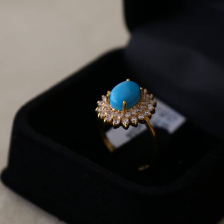 خاتم ذهب عيار 21  تصميم شعبي محلي بالحجر الفيروز السماوية ومٌطعم بالزركون