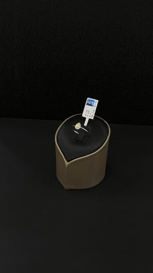 خاتم ذهب ابيض عيار 18 الناعم و المطعم المطعم بأحجار الزركون بلون الفانسو