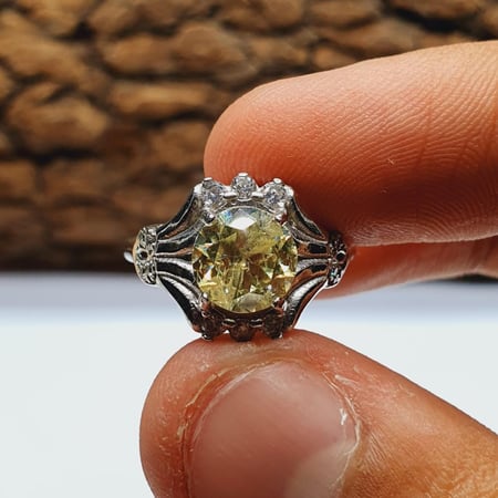 خاتم موزنايت اصفر مرصع بالزركون