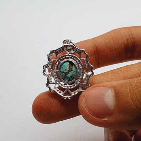 تعليقه حجر  الفيروز الطبيعي مرصع بالزركون السويسري مع سلسة فضة  عيار 925 تصميم انيق