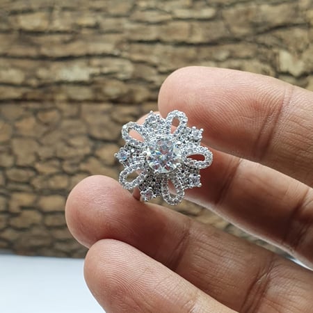 خاتم موزنايت مع فصوص زركون موديل الورده