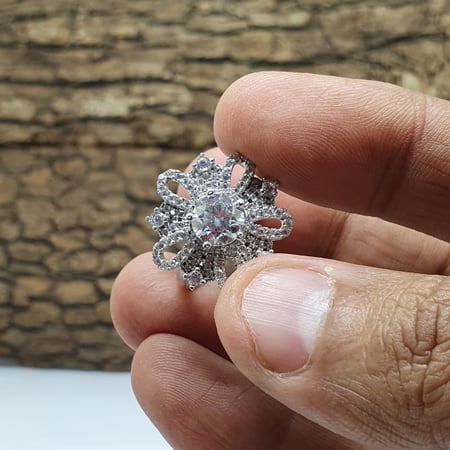 خاتم موزنايت مع فصوص زركون موديل الورده