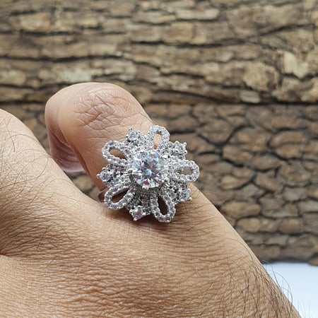 خاتم موزنايت مع فصوص زركون موديل الورده