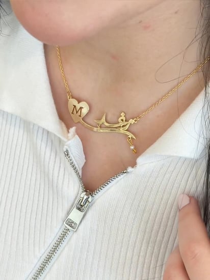 سلسال بالاسم مع حرف مطلي بالذهب