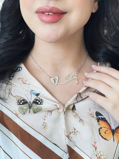 سلسال بالاسم مع حرف مطلي بالذهب