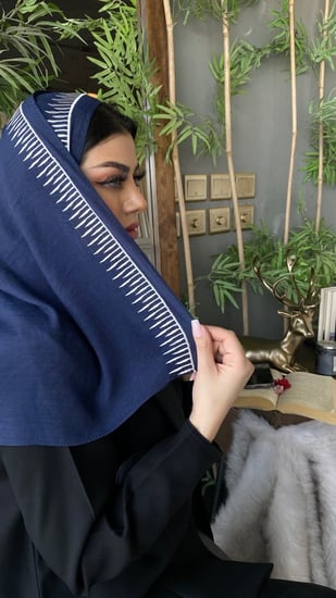 طرحة كحلي مطرزة بأبيض