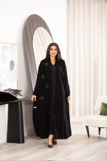 عباية اسود بتطريز اسود ورد