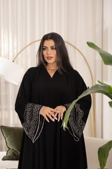 ‏‎‏‎‏‎‏عباية اسود كلوش بتطريز ابيض واكمام واسعه