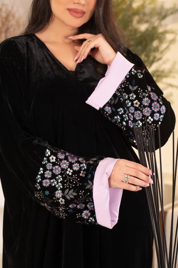 عباية مخمل اسود باكمام مطرزه بالموف الفاتح