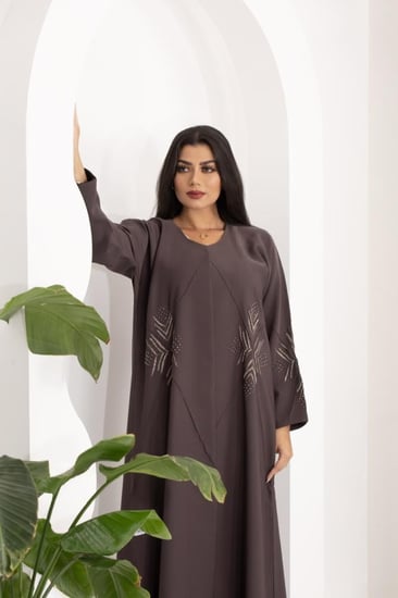 ‎‏ ‎‏‎‏عباية كريب بنفسجي فاتح بتطريز ناعم