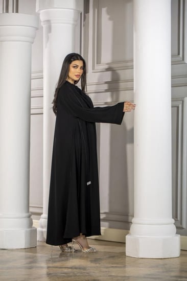 عباية كلوش بتطريز اسود